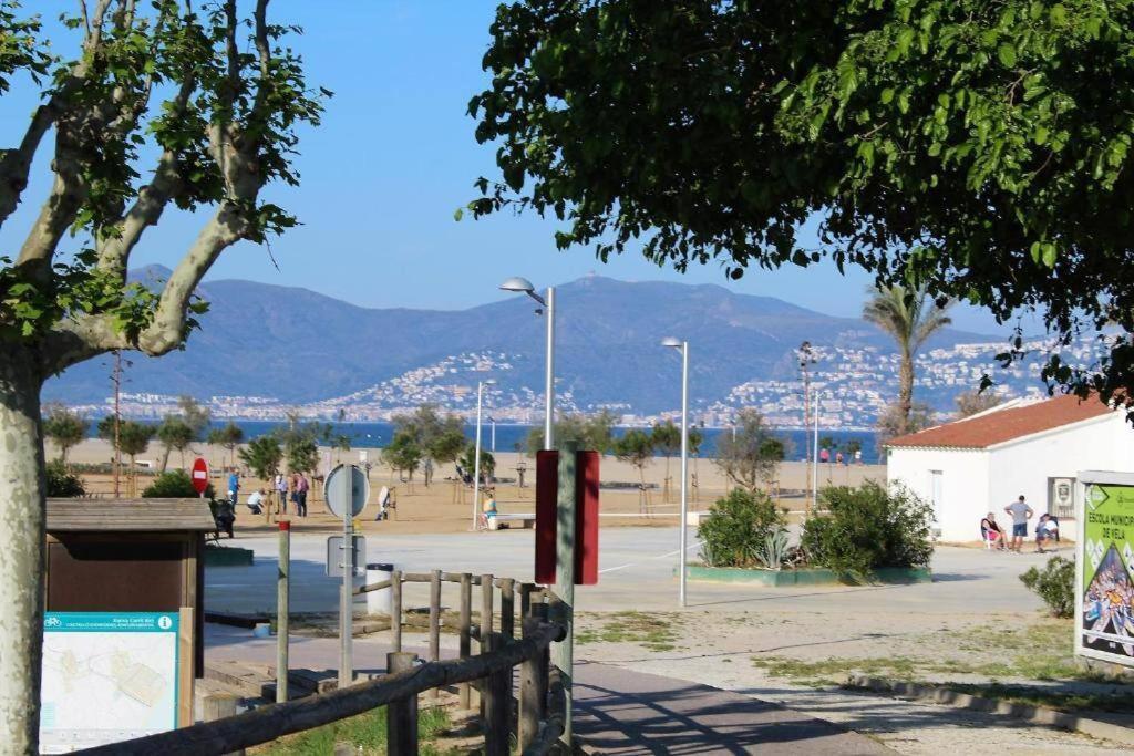 A16-Casa Con Barbacoa En La Playa Villa Empuriabrava Luaran gambar